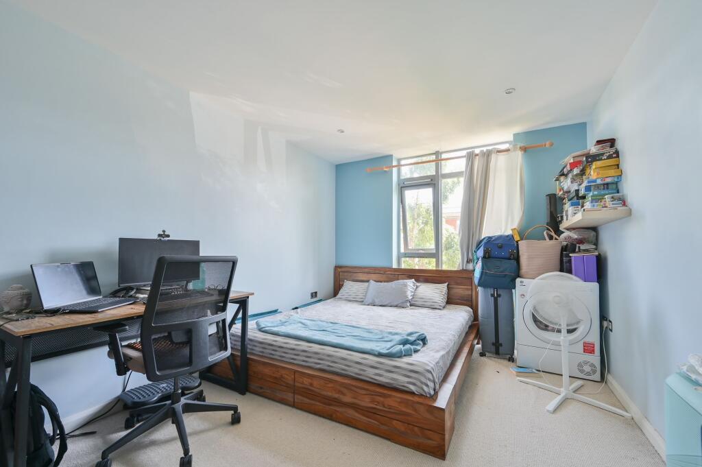 Apartment in Watford, Hertfordshire - More