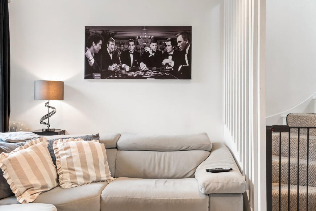 Apartment in Horsham, New Town - View 5