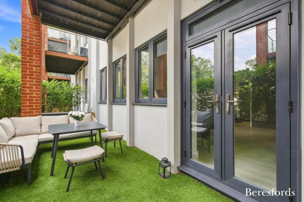 Apartment in Brentwood, Crow Green