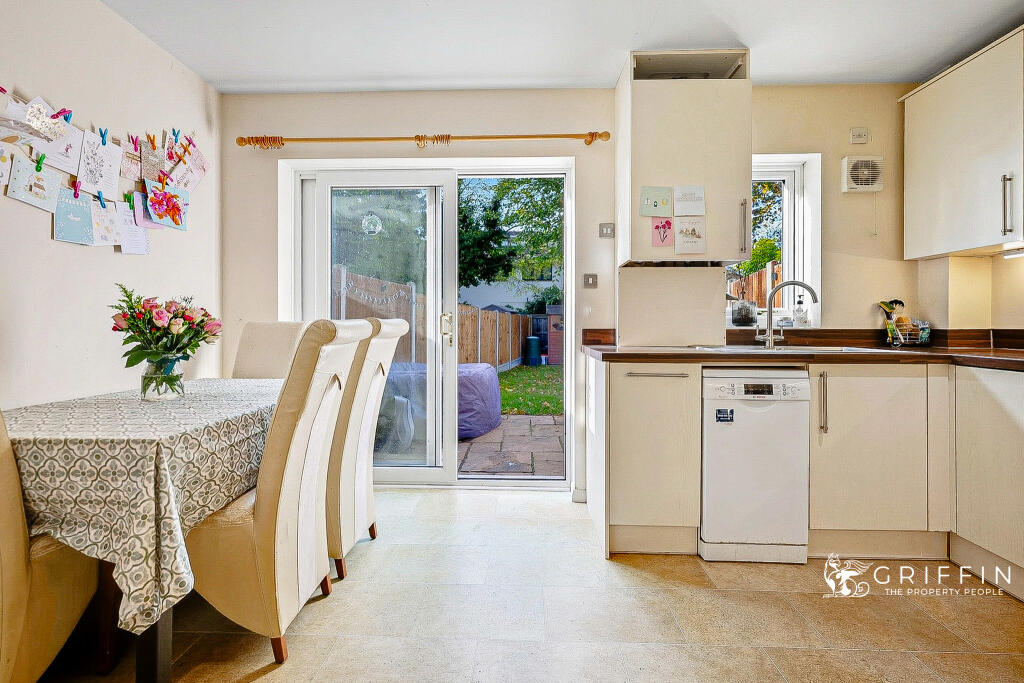 Redwood Chase, South Ockendon, RM15 photo 4