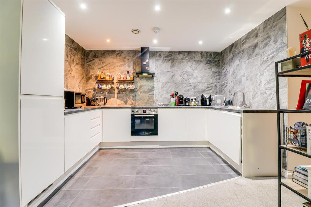 Apartment in Castle Point, Benfleet - View 3