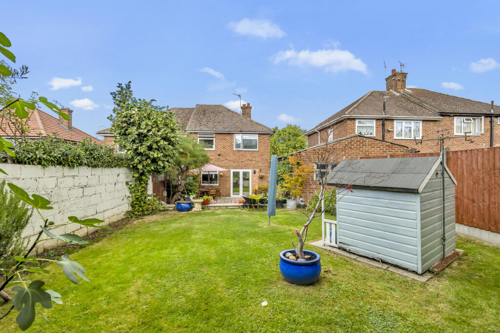 St. Johns Road, Collier Row, RM5 photo 4
