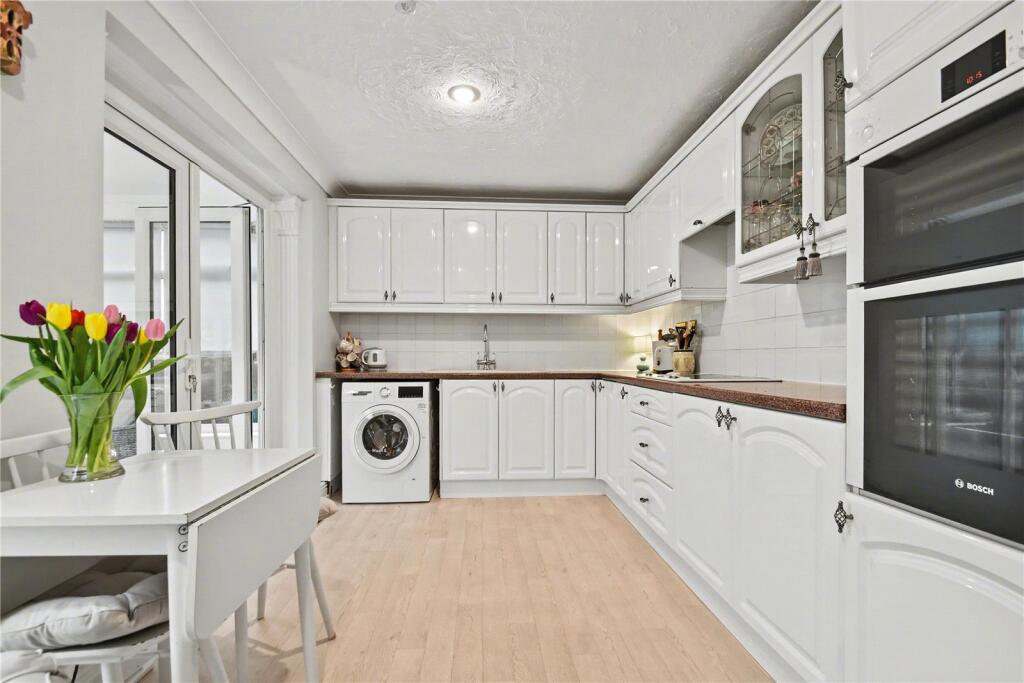 Percheron Way, Droitwich Spa, Worcestershire, WR9 photo 3