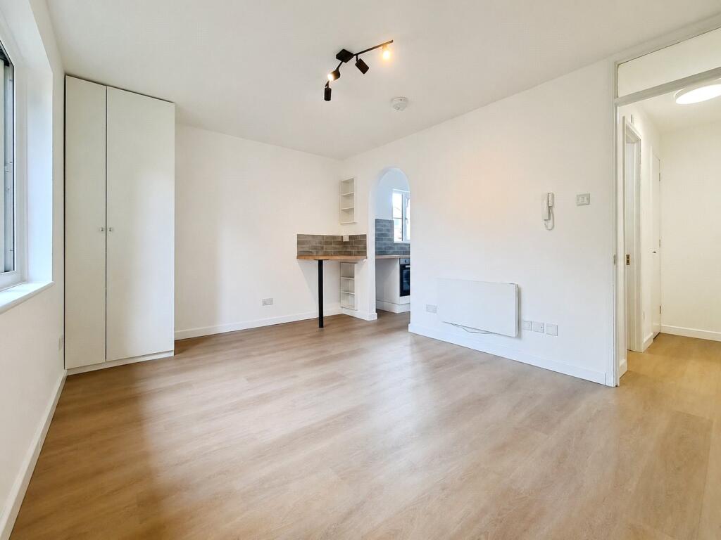 Apartment in Reading - View 4