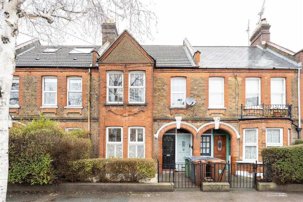 2-bed flat on Winns Avenue, Walthamstow, £525,000