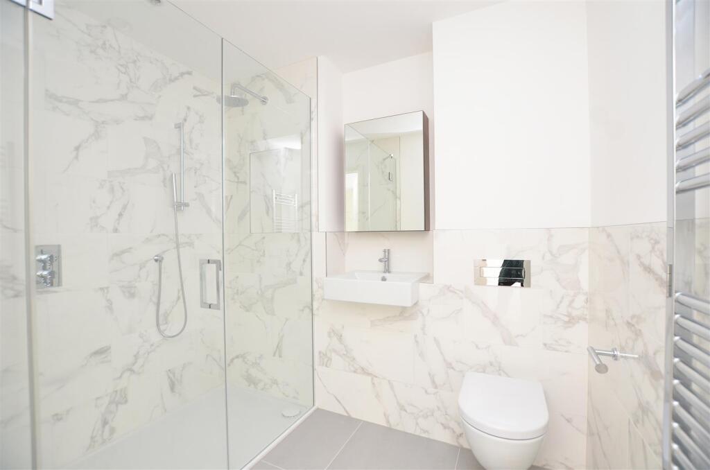 Apartment in Teddington, Hampton Wick - View 5