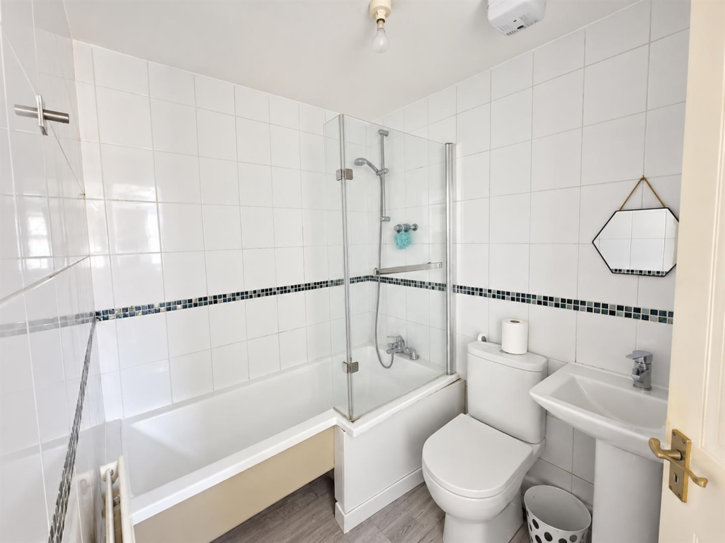 Apartment in Southall - More