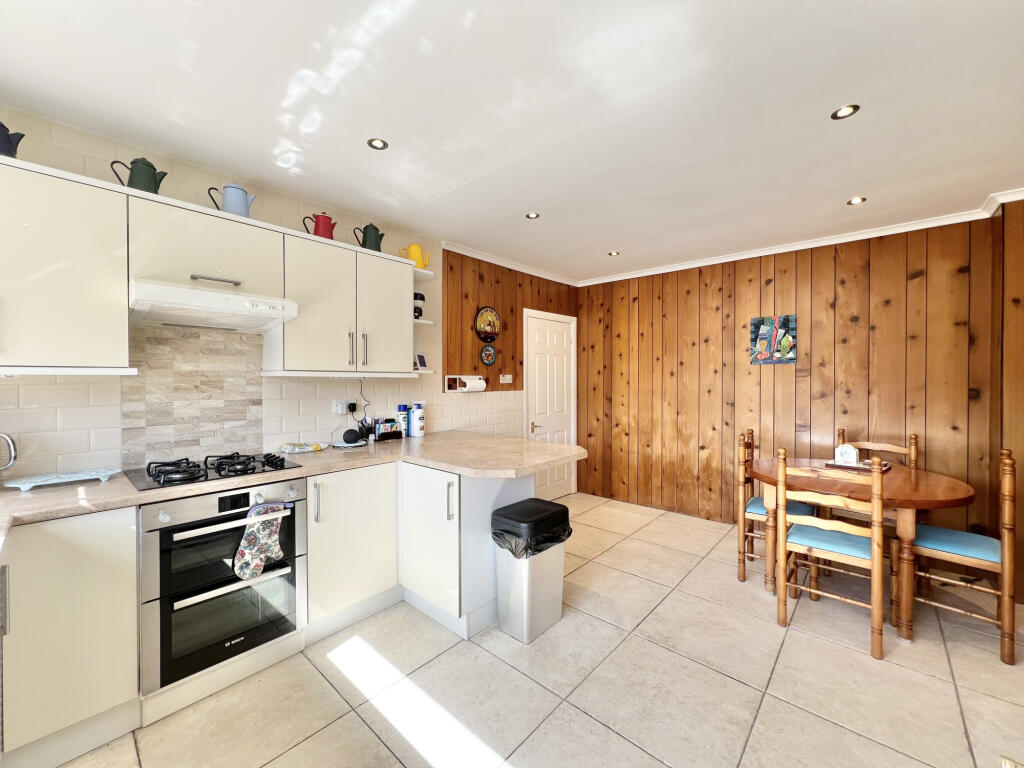 Snowshill Crescent, Cleveleys, FY5 - More