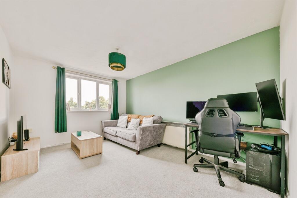Apartment in North Hertfordshire, Hertfordshire - View 2