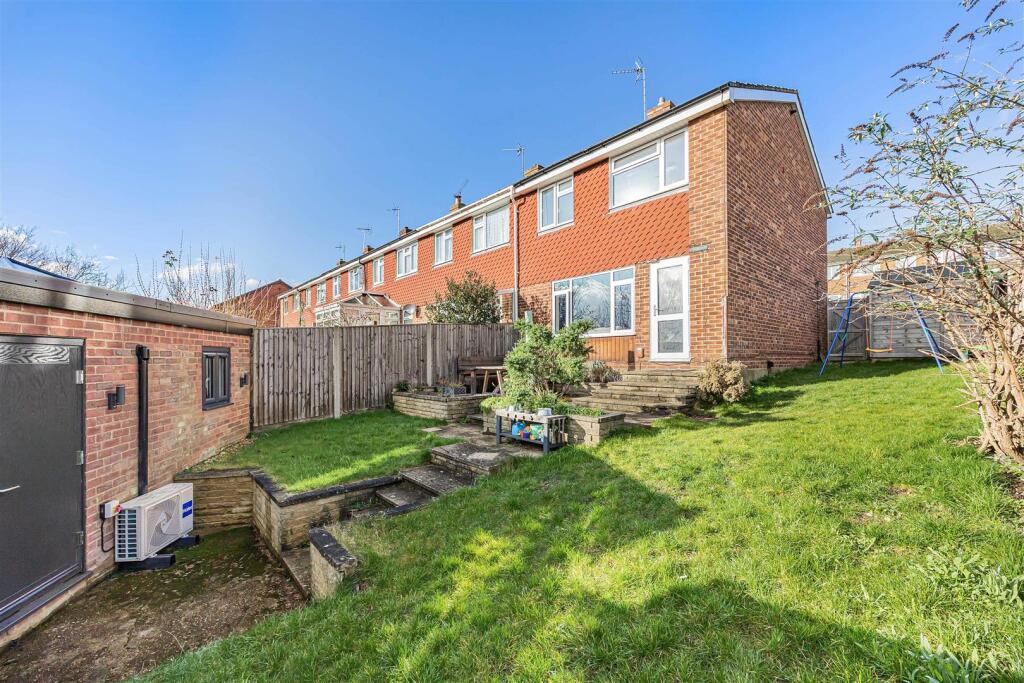 Donegal Close, Caversham, Reading photo 4