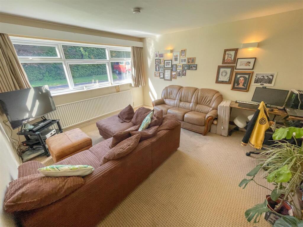 Main image of property: Elmfield Ave, Stoneygate LE2 1RD
