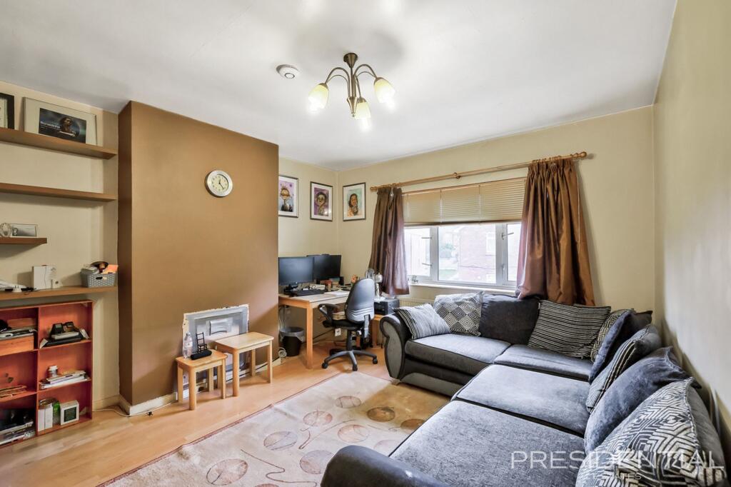 Apartment in London, Clayhall - View 2