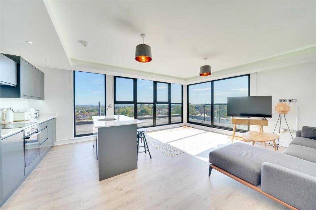 2-bed flat on High Road, London, £425,000