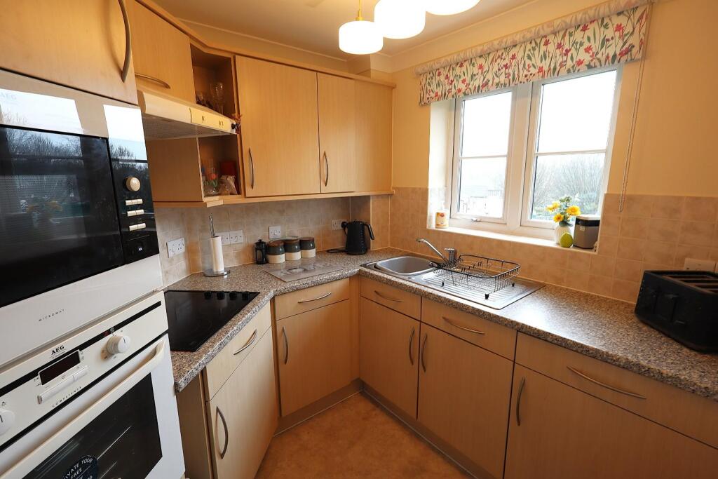 Holtsmere Close, Watford photo 3