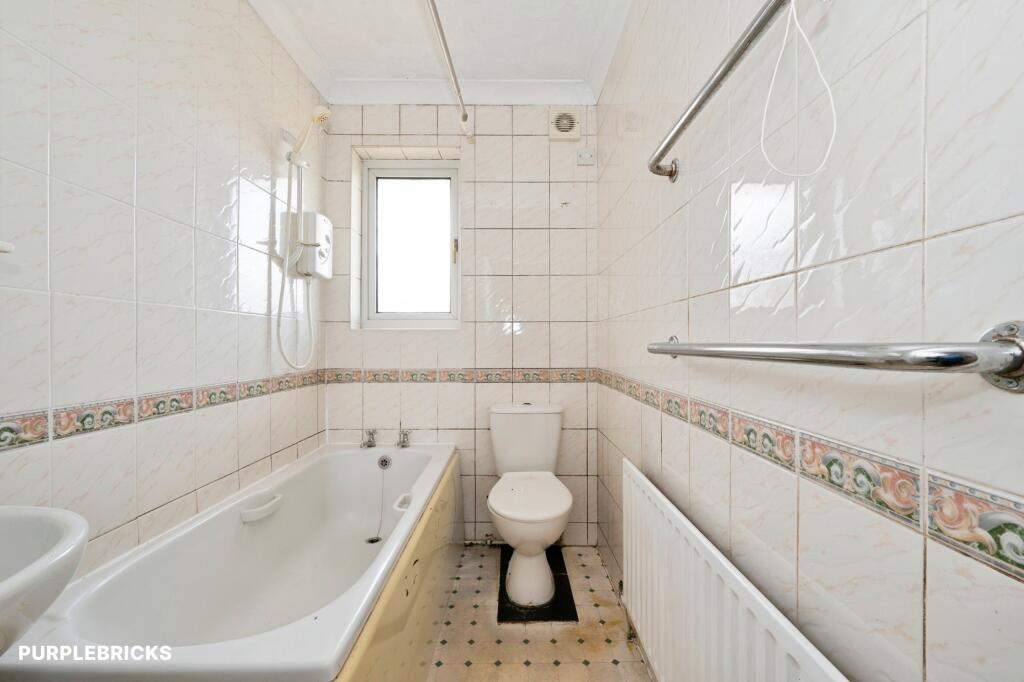 Apartment in Sunbury-on-Thames, Surrey - View 3