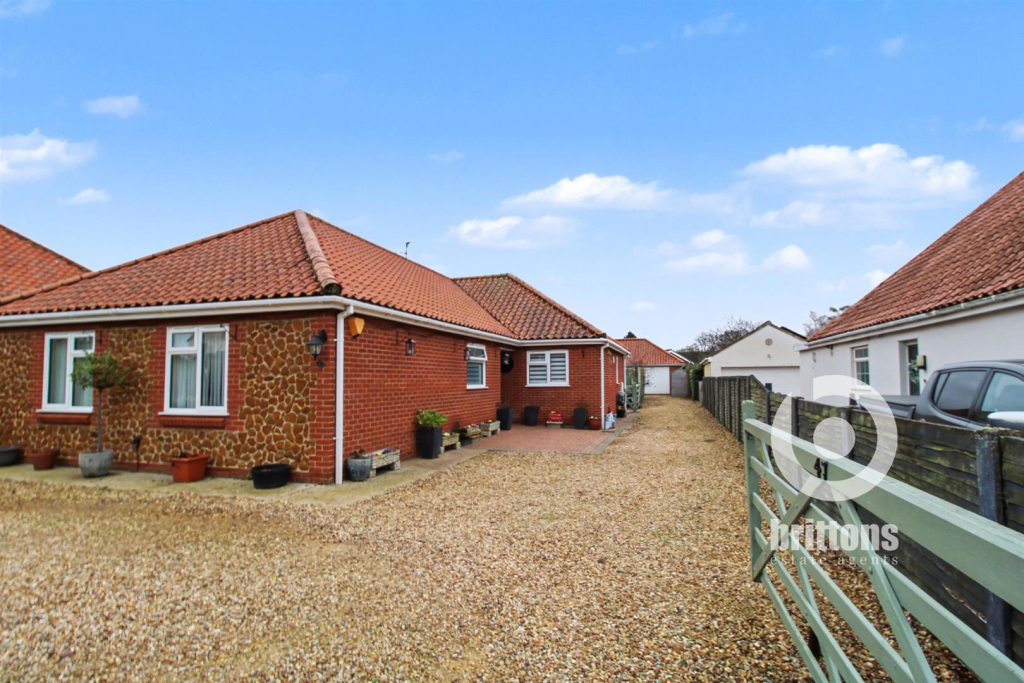 Main image of property: Modern Large Family Bungalow with Detached Annexe in Dersingham