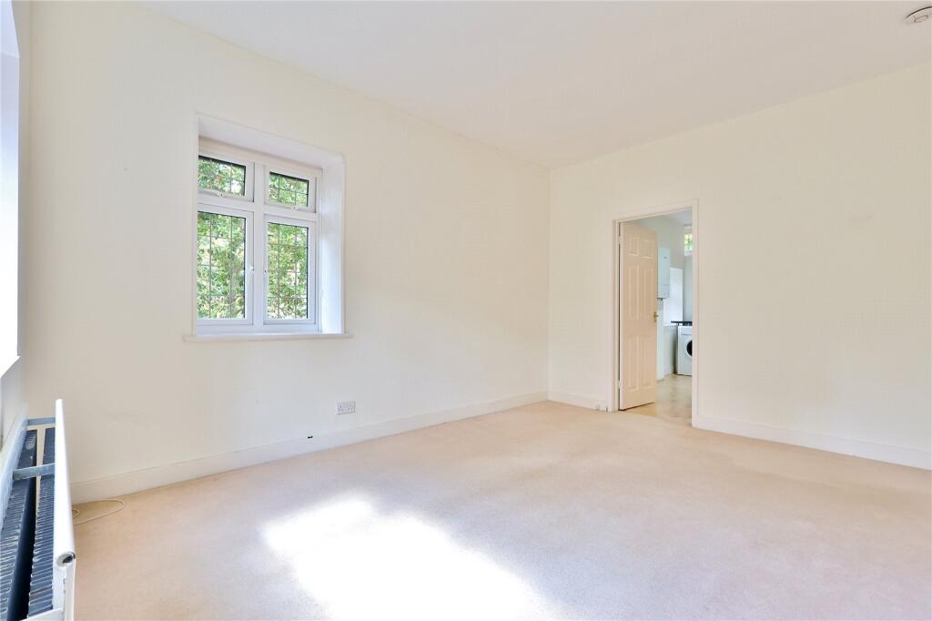 Apartment in Woking, Surrey - More