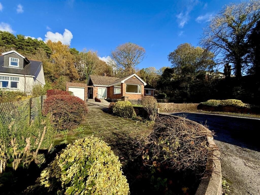 4-bed detached on Kingsbury Place, Llwydcoed, Aberdare, £395,000