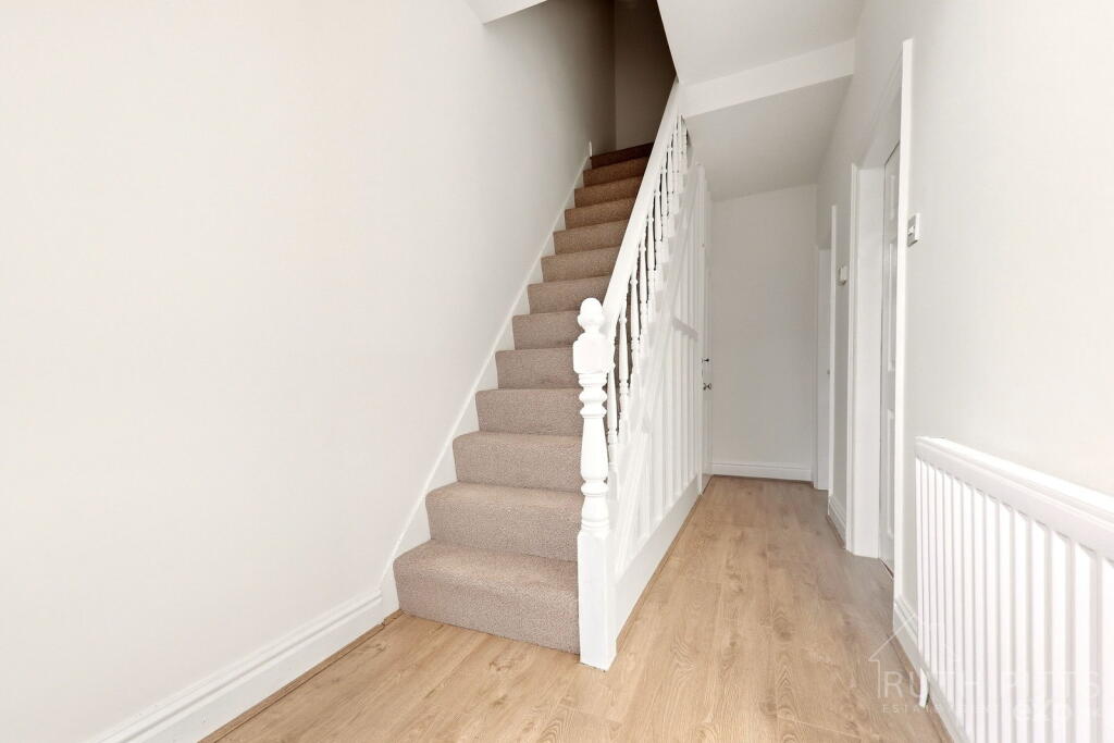 Broadway, South Elmsall, WF9 photo 4