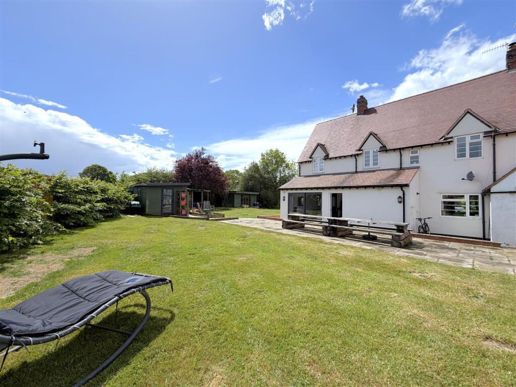 Main image of property: Asps Cottages, Banbury Road, Warwick