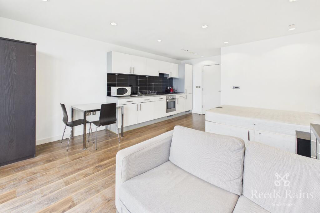 Pink, Media City UK, Salford, Greater Manchester, M50 - Mehr