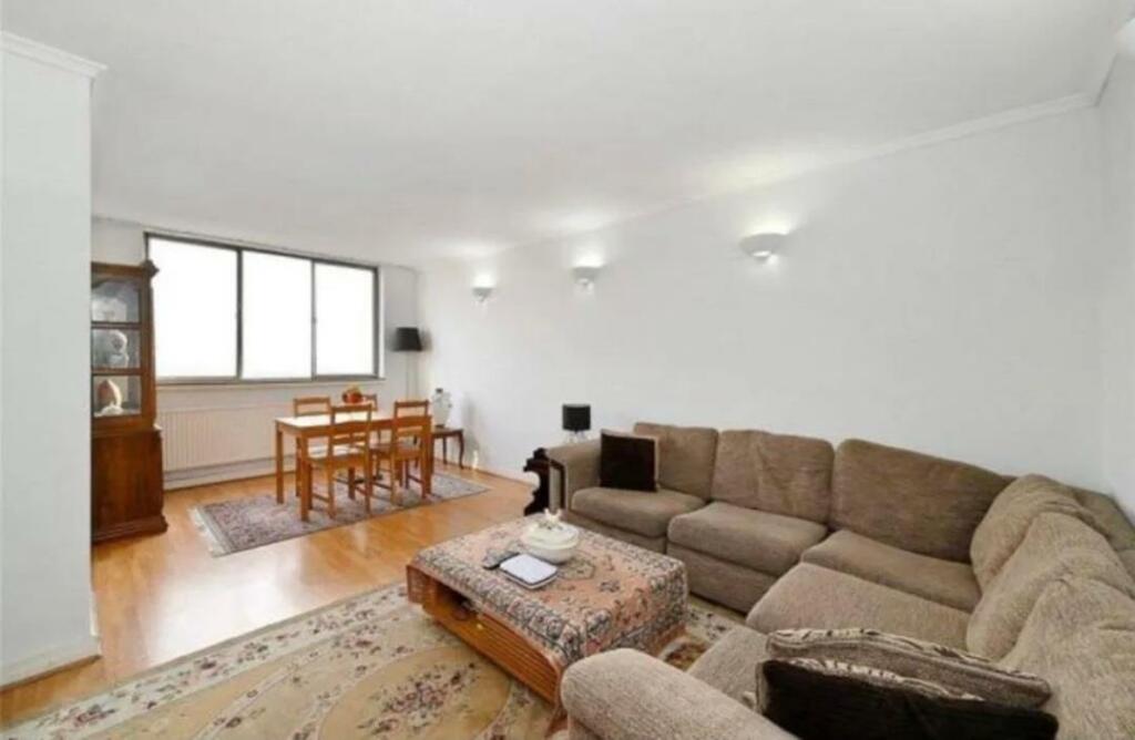 1-bed flat on Cambridge Square, Quadrangle Tower, London W2, £650,000