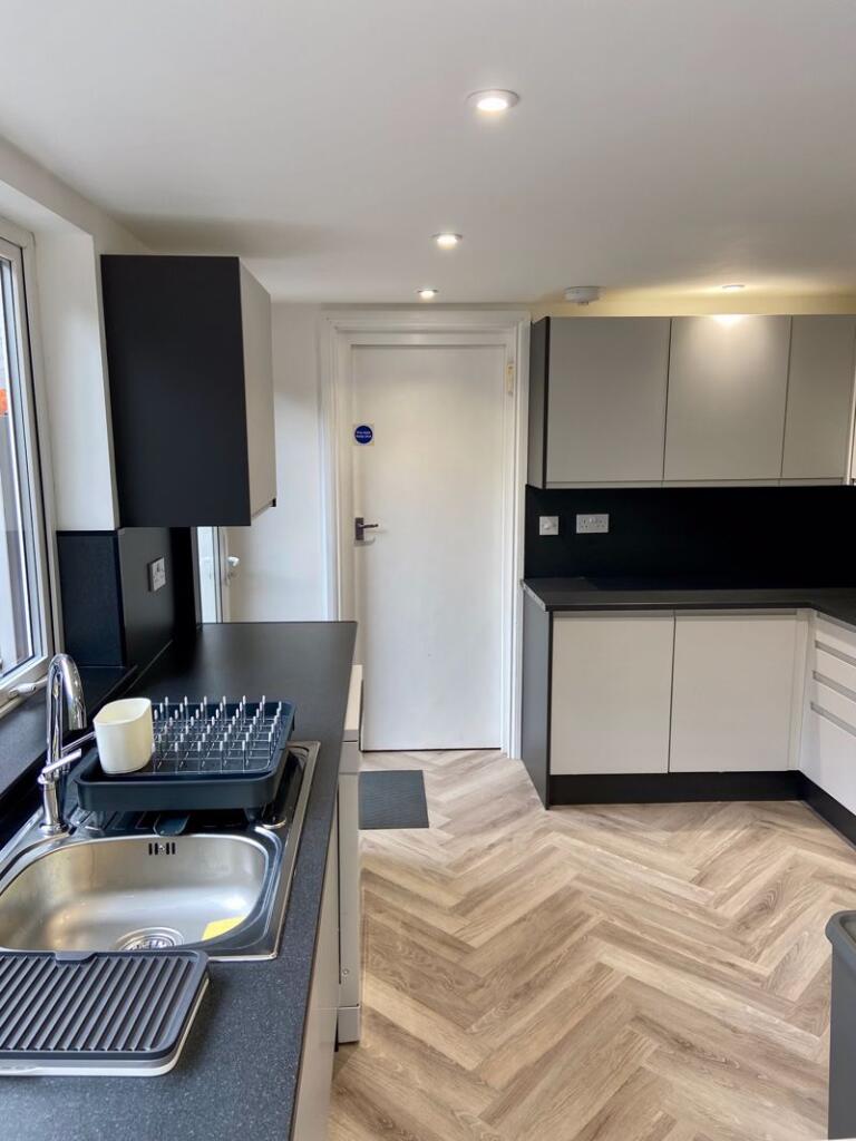 6 bedroom terraced house for rent