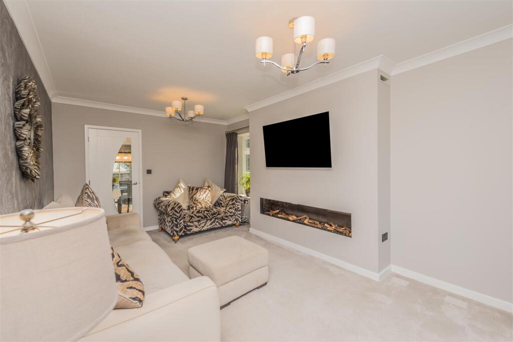 House in Leeds, New Farnley - View 2