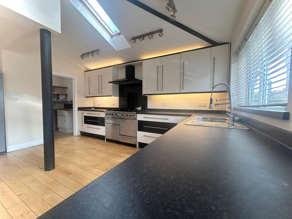 House in Sutton - View 3