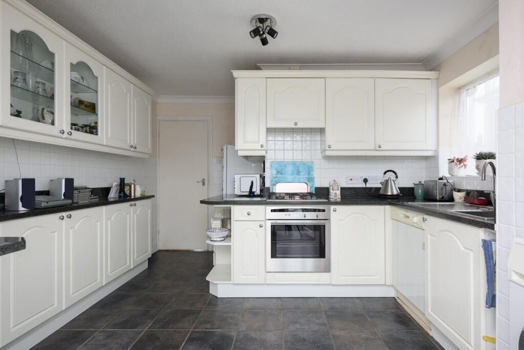 New Road, Bourne End, SL8 photo 2