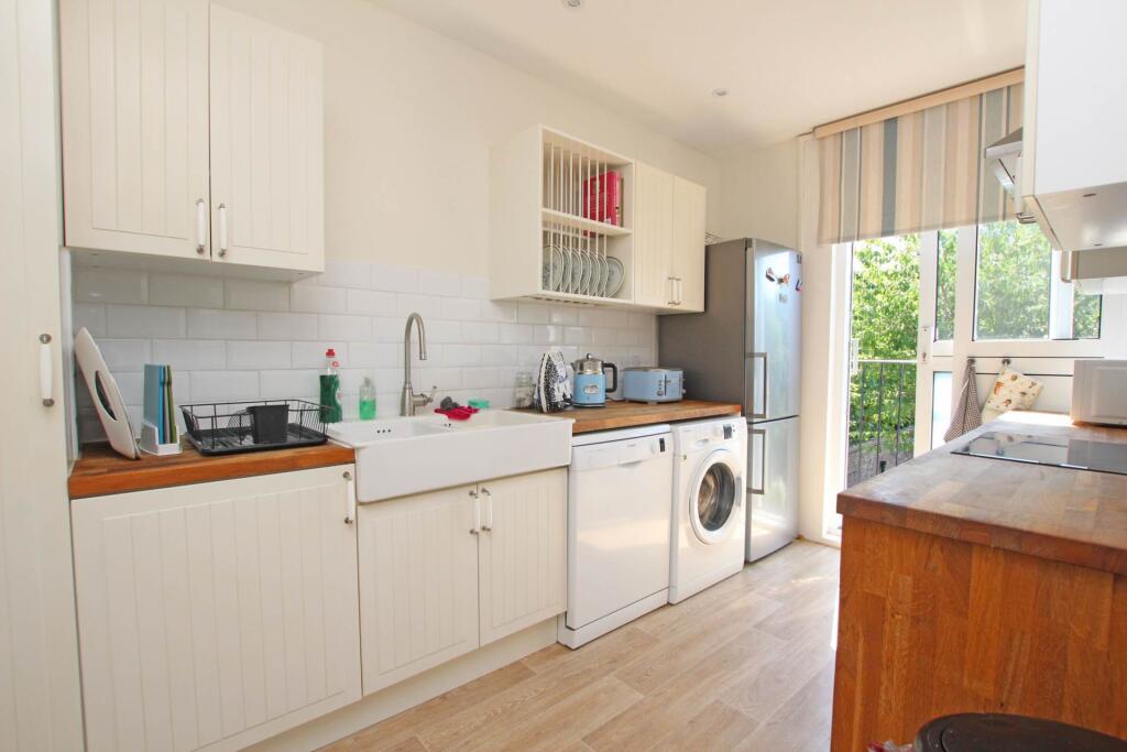 Apartment in Eastbourne, East Sussex - View 3