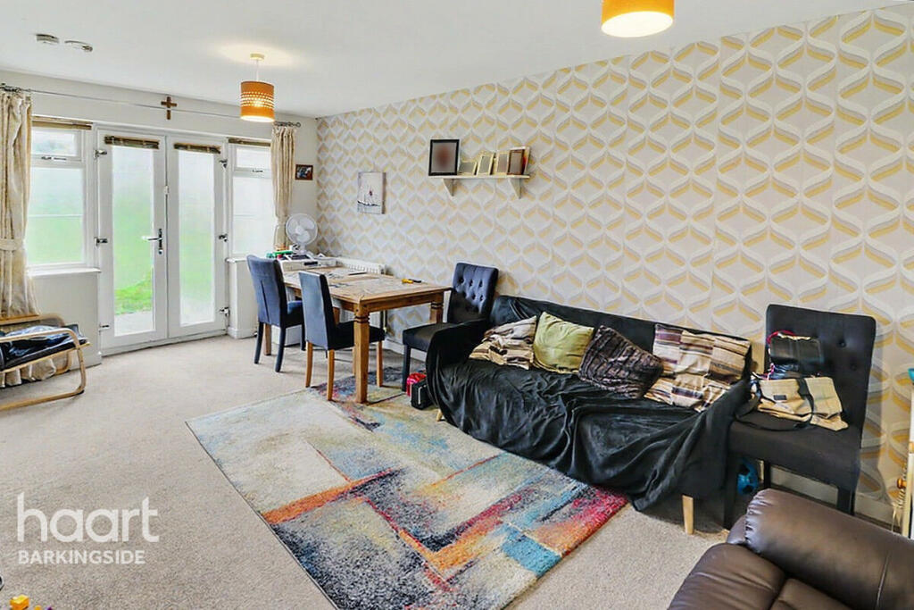 Apartment in Ilford, Clayhall - View 2