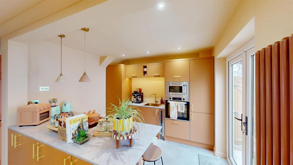 House in Cowbridge, Llanblethian - View 2