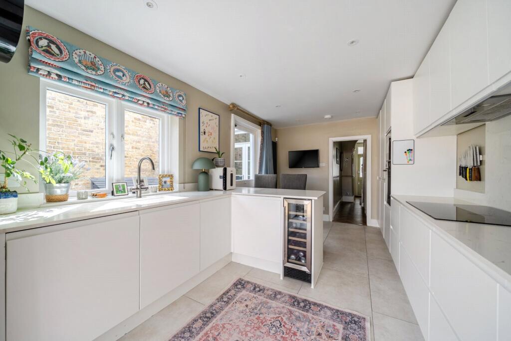 House in London, Royal Borough of Kingston upon Thames - View 4
