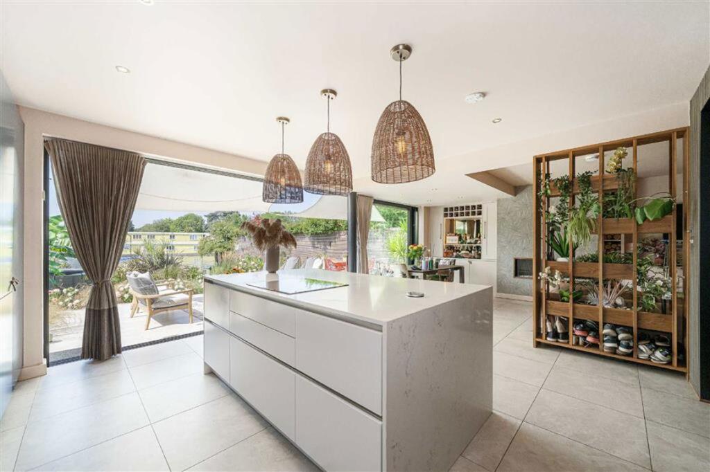 House in London, Hampton - View 4