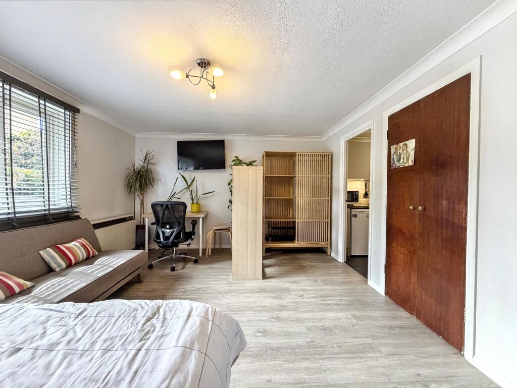 Apartment in Kingston upon Thames - View 5