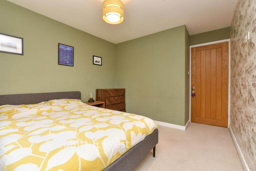 Varley Way, Mitcham, Surrey photo 4