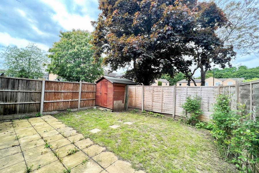 House in Woking, Knaphill - More