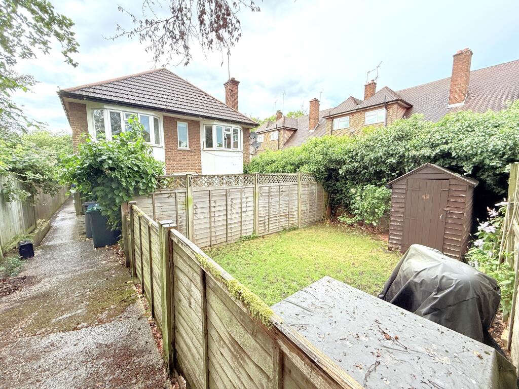 Main image of property: Temple Avenue, London, N20