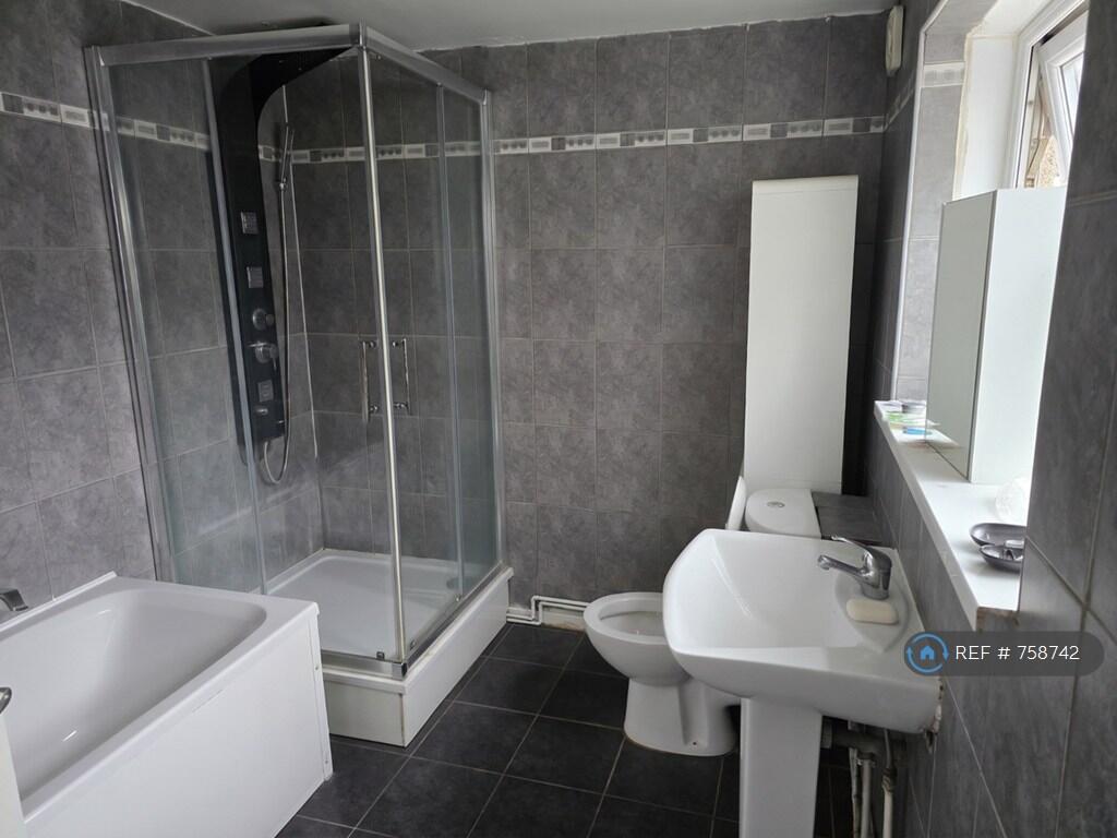 House in Stoke-on-Trent, Shelton - More