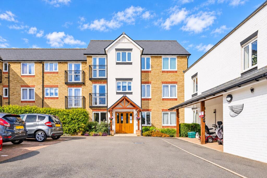 2-bed flat on High Street, Berkhamsted, Hertfordshire, HP4, £325,000