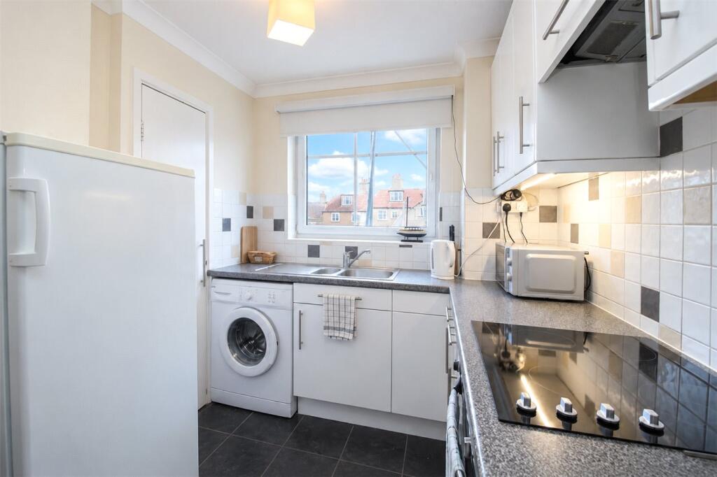 Apartment in Southend-on-Sea, Leigh-on-Sea - View 4