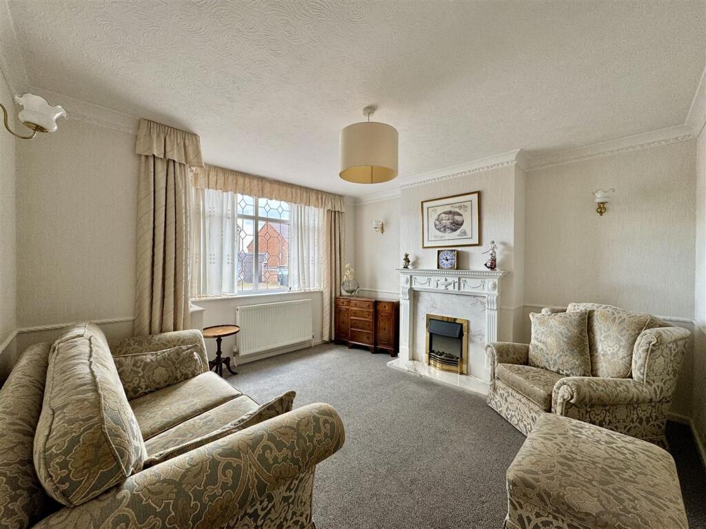 8, Oakfield Close, Stourbridge photo 2