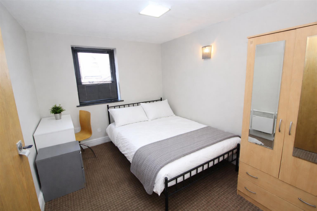 Apartment in Cardiff, Cathays - View 2