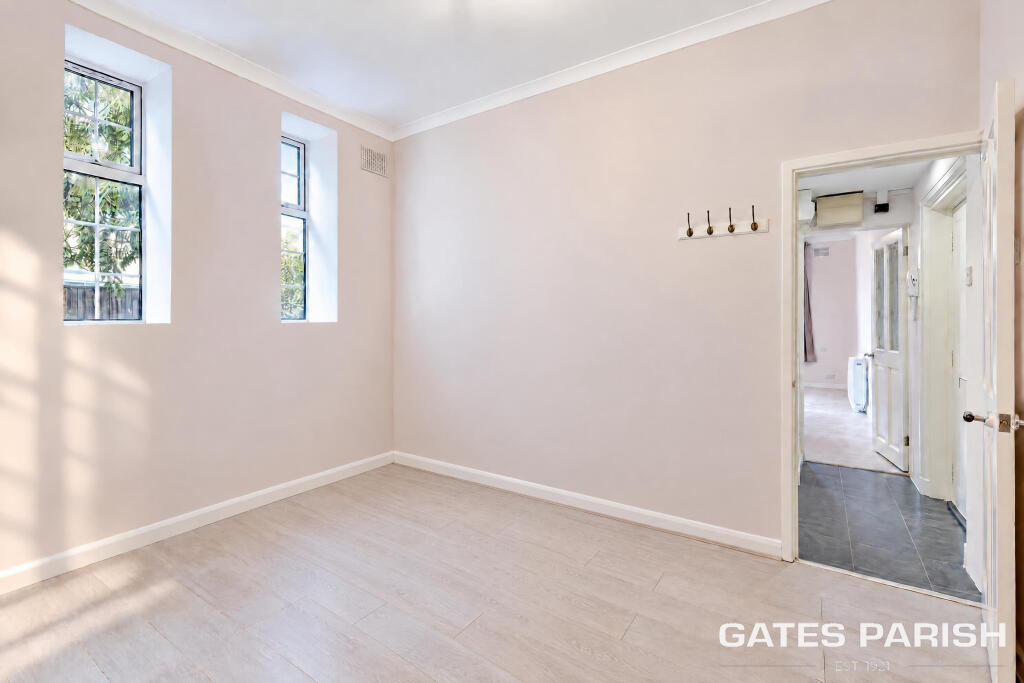 Apartment in Romford - More