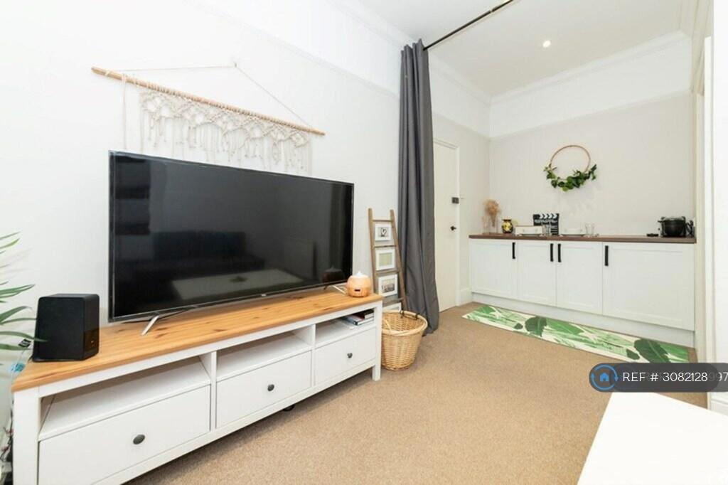 Apartment in Reading - View 4