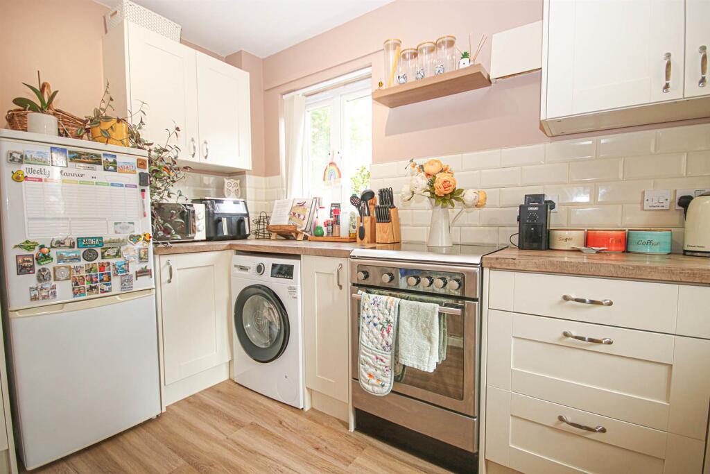 7, Sassoon Close, Newmarket, Suffolk, CB8 0SZ - More