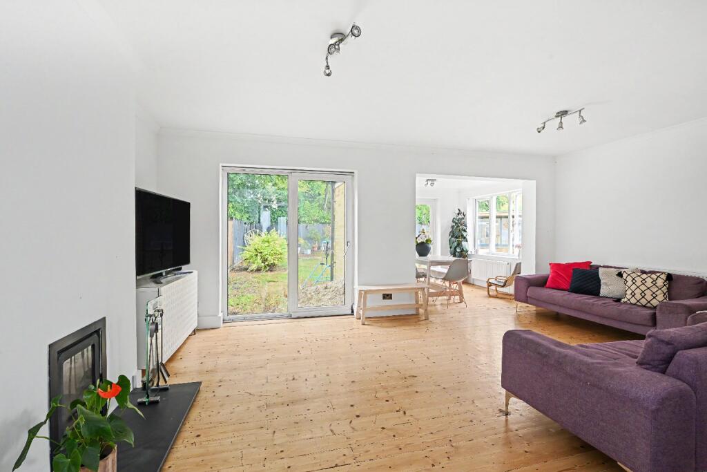 Scheduled Viewing Day - Saturday 24th October  - Cul De Sac Location, Wendover photo 3