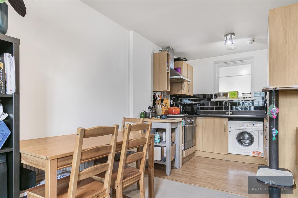 Apartment in Croydon - More