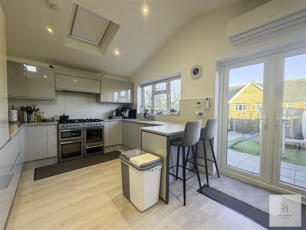 House in Hemel Hempstead - More